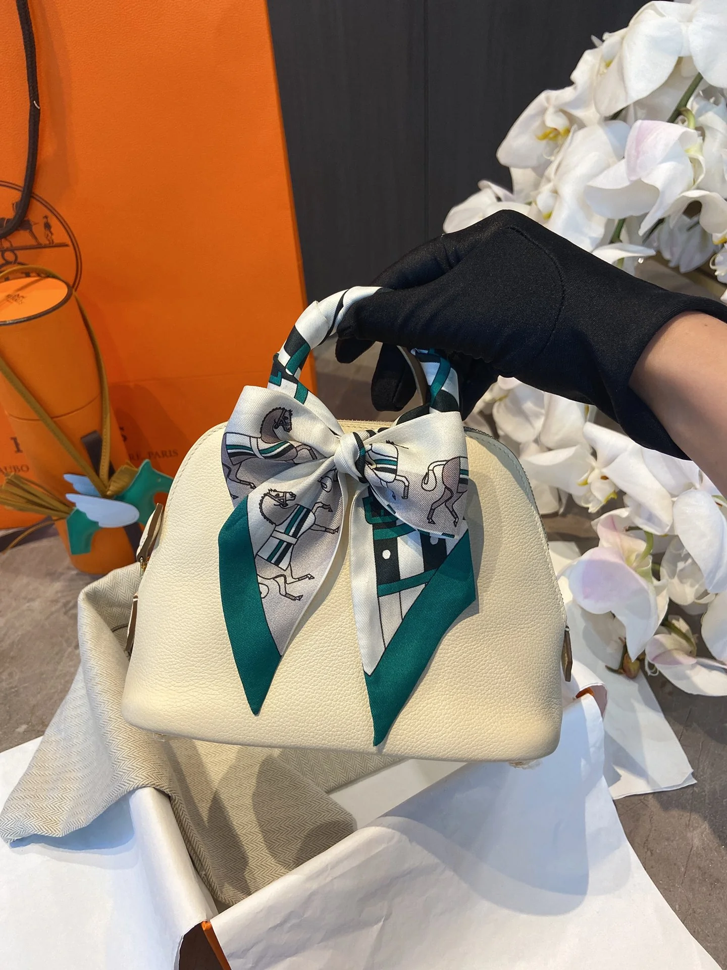 Пряжка Hermes Bolide Mini Swift Milkshake из белого золота