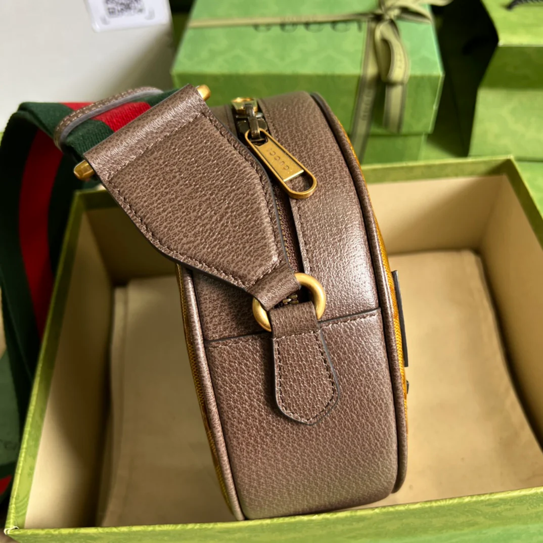 Сумка через плечо, созданная в рамках коллаборации Gucci-adidas x Gucci - 22x22x7 см.