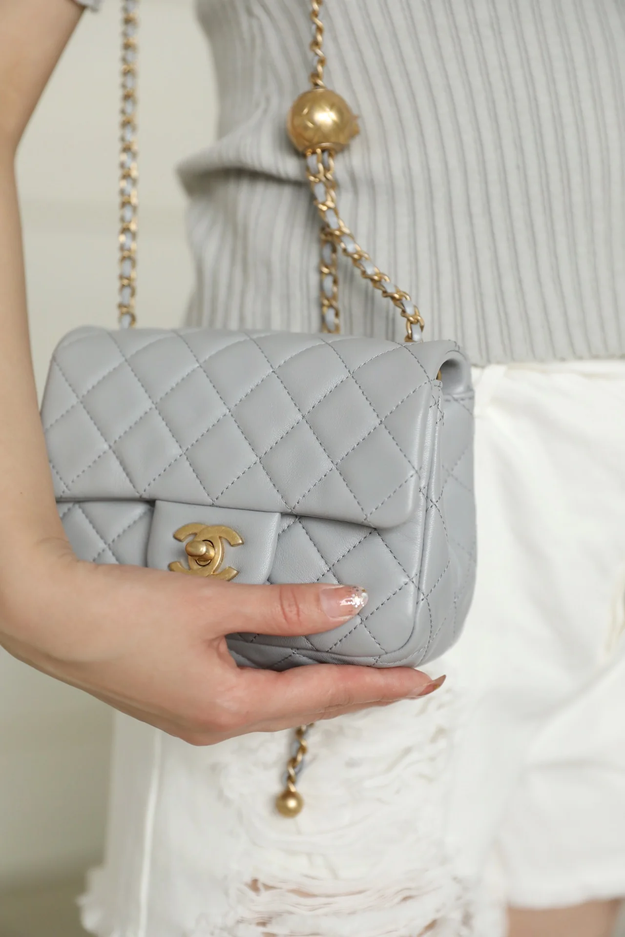 Сумка Chanel Gold Globe Square Fat Flap Bag - серая.