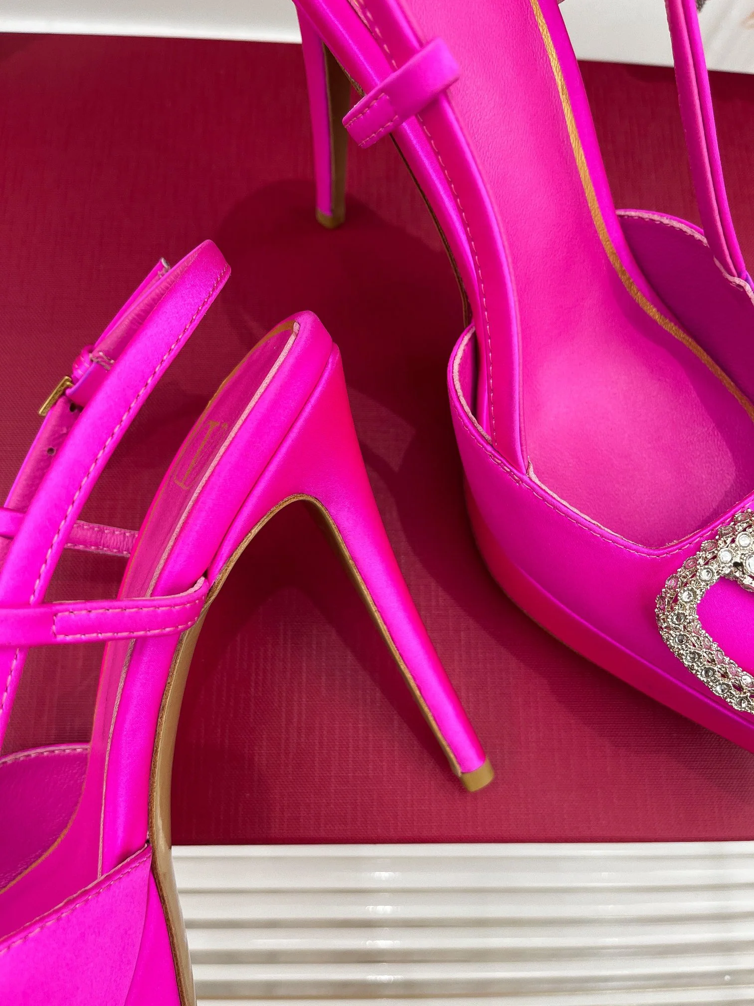 Новинка сезона весна/лето 2023 от Valentino - Босоножки на высоком каблуке с V-образным вырезом - 11 см - Серебристо-розовые