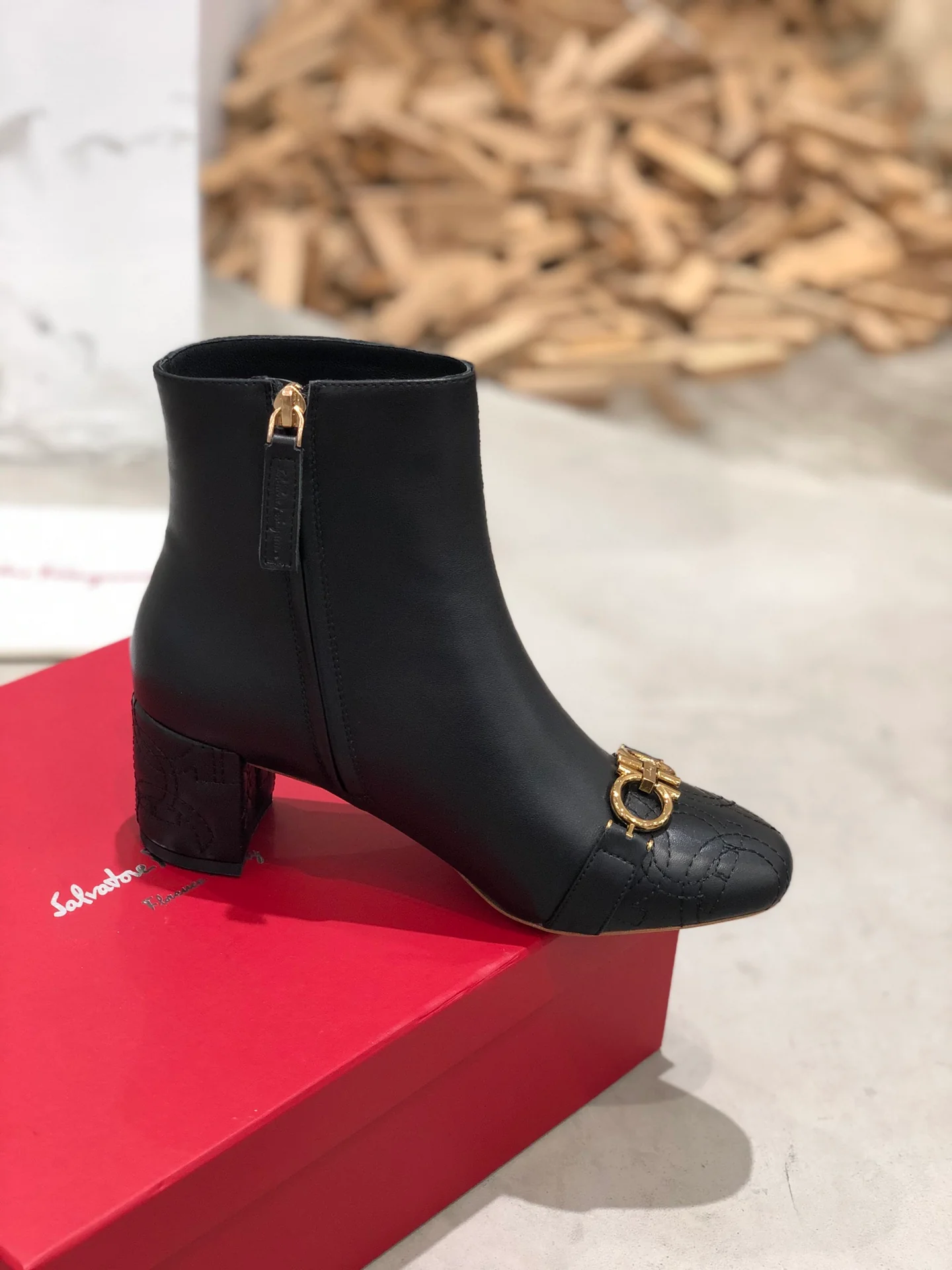 Туфли Salvatore Ferragamo - пряжка в форме подковы - квадратный носок - ботильоны на массивном каблуке