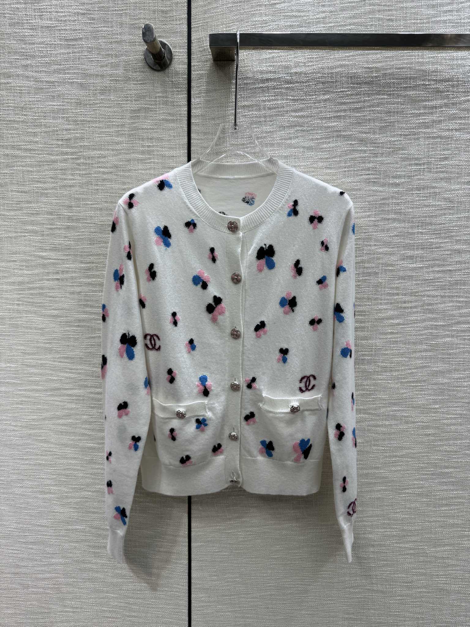 Chanel - Коллекция Métiers d'Art ?Ранняя весна?, 2403-24 - Вязаный кардиган с четырехлистным клевером - Белый