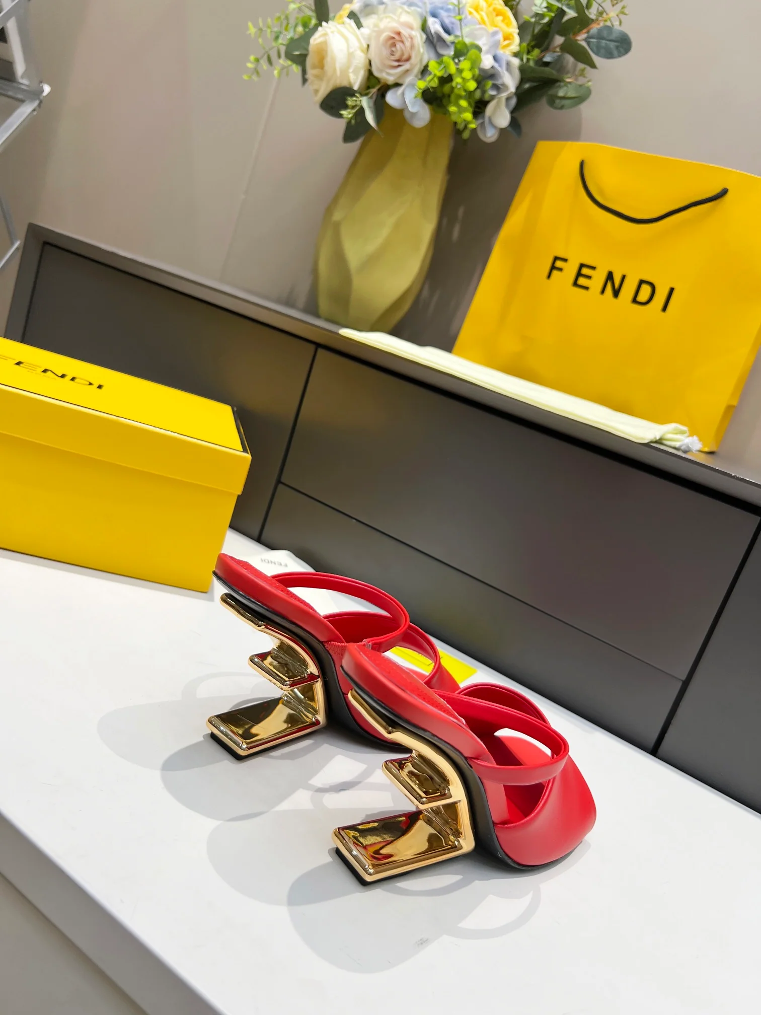 Fendi - Стильные сандалии на F-образном каблуке - Сандалии на высоком каблуке с открытым носком - Красные