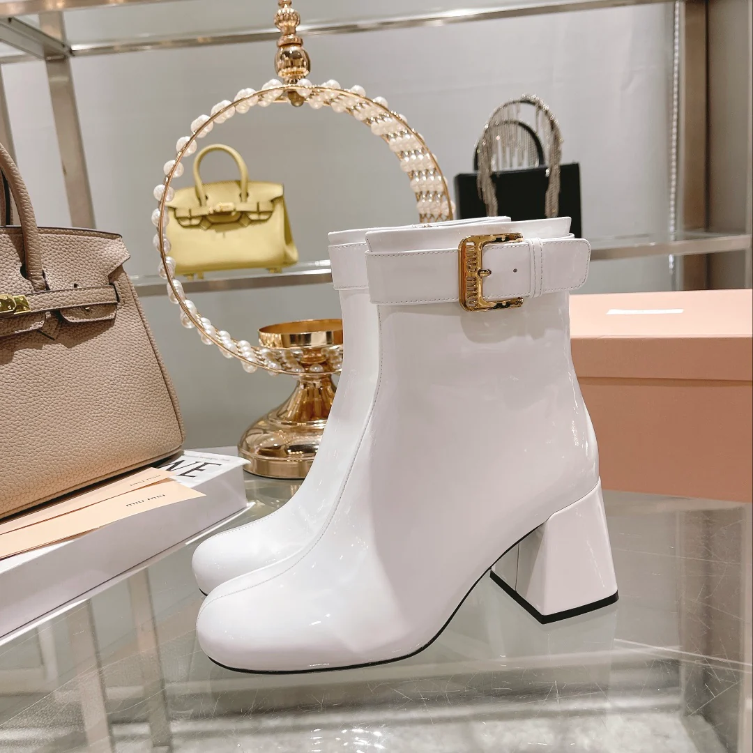 Новинка осенне-зимней коллекции Miu Miu 2022 — Ботинки на массивном каблуке из лакированной кожи — Белые