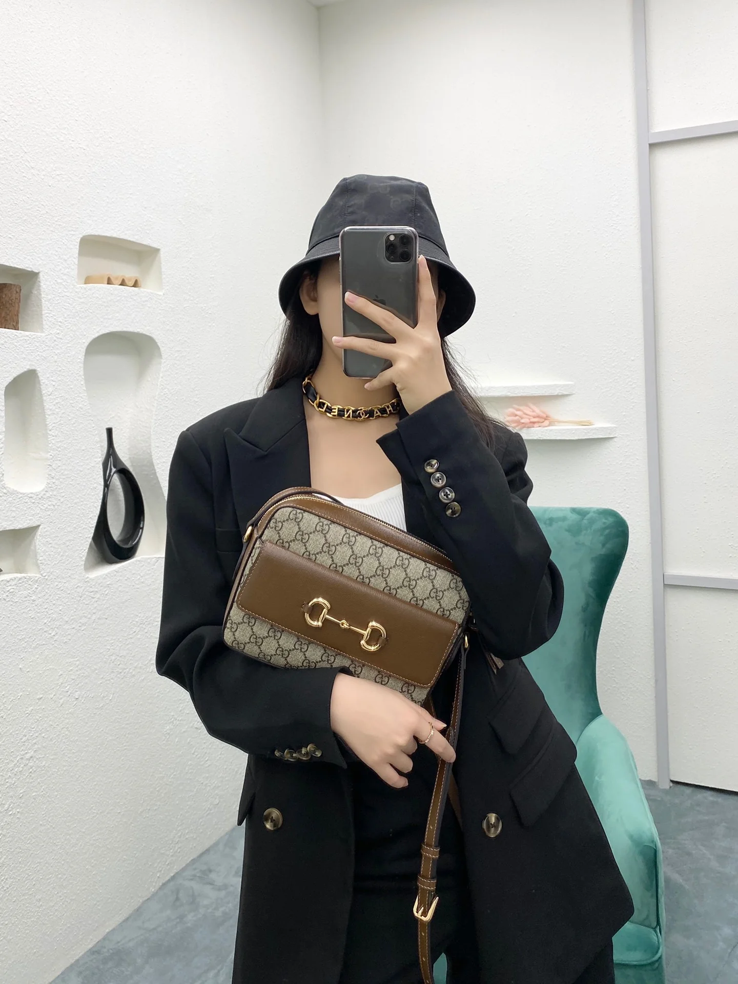 Сумка для фотоаппарата Gucci 1955 с пряжкой в ??виде подковы - 1 шт.