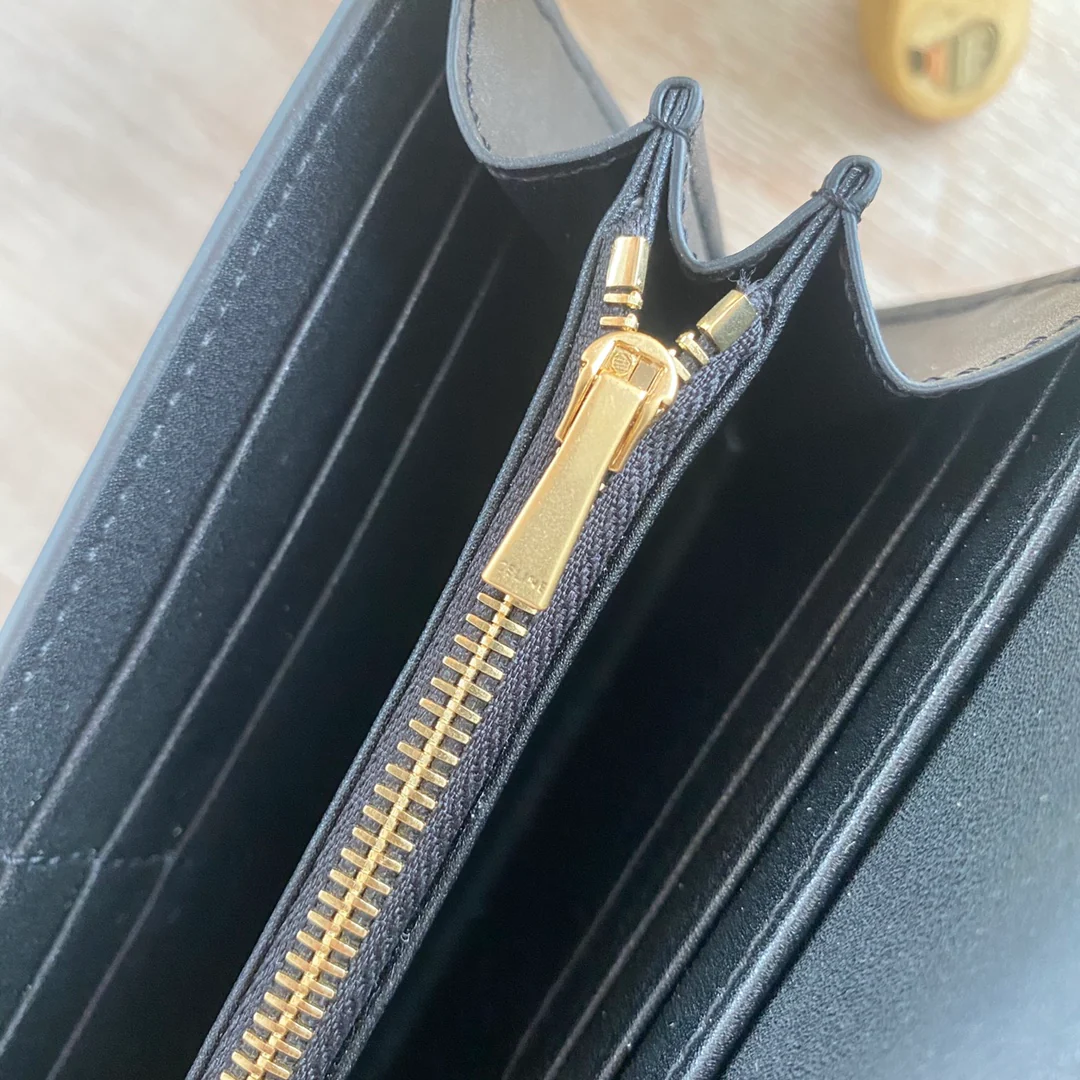 Celine TRIOMPHE 大号亮泽光滑羊皮革翻盖长夹