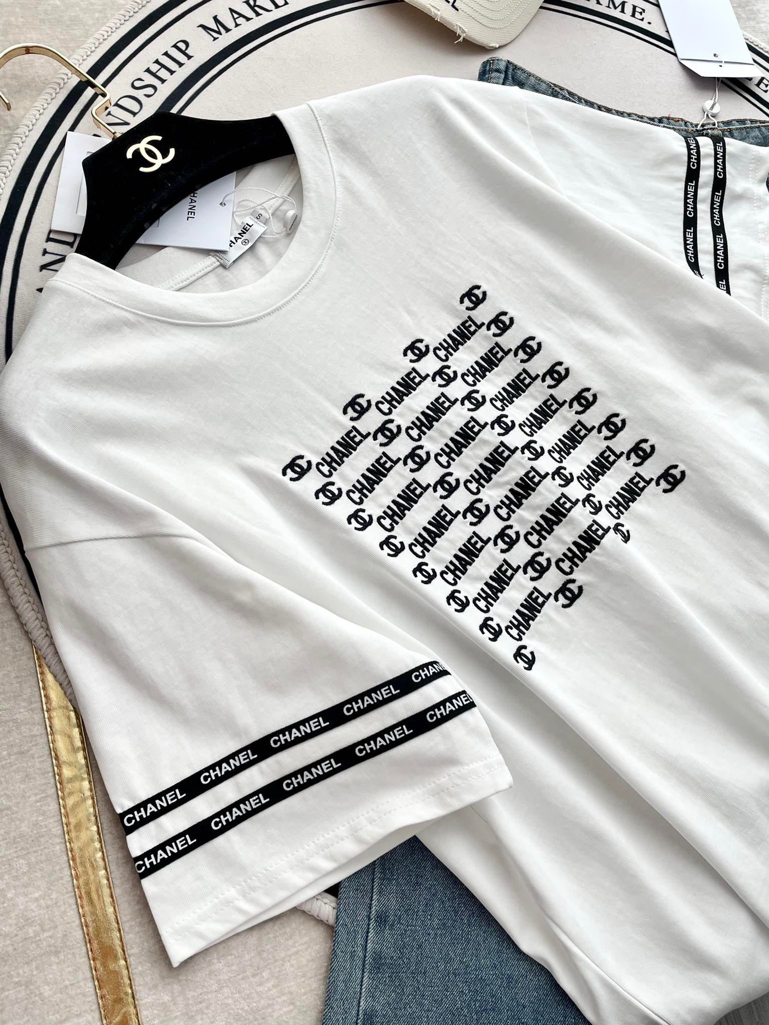 Chanel 2403 - Футболка свободного кроя с коротким рукавом и плотной вышивкой букв