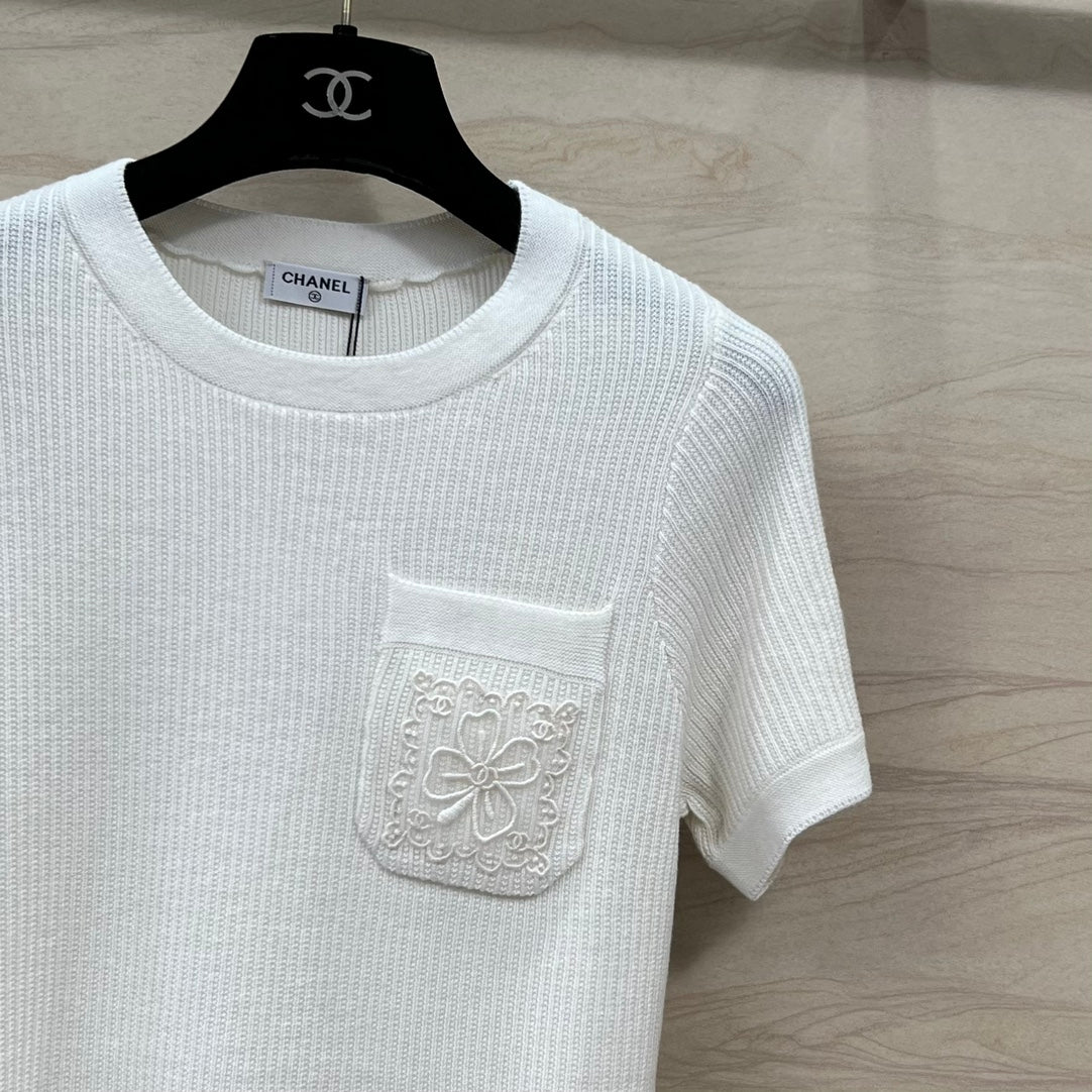 Chanel 2403 - Белый вязаный топ с короткими рукавами и вышивкой в ??виде четырехлистного клевера в кармане
