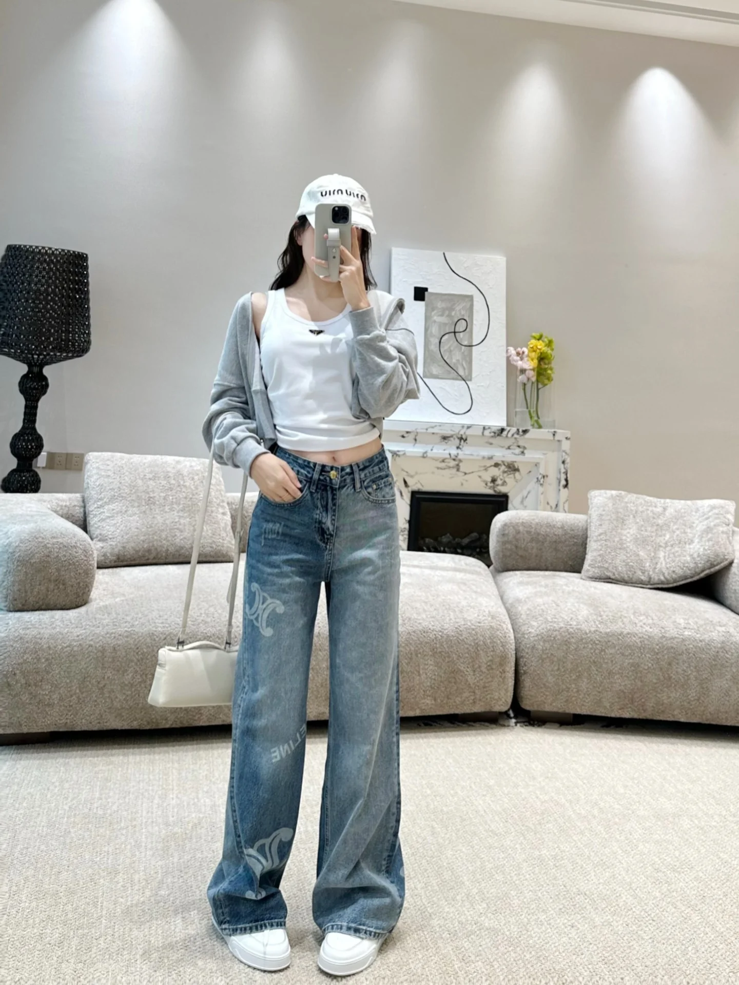 Классические джинсы Celine 2403 с цветными блоками и логотипом.