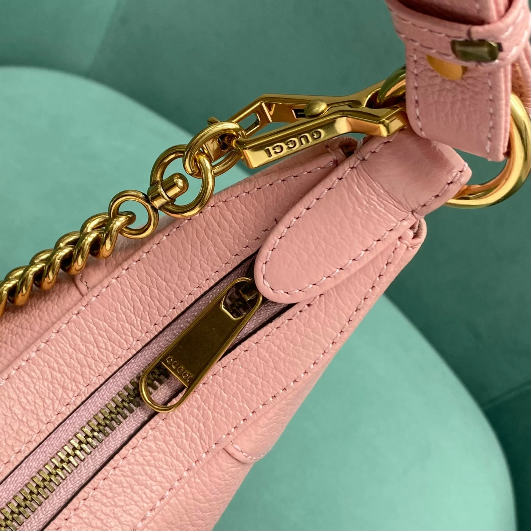 Сумка Gucci на цепочке через плечо - розовая