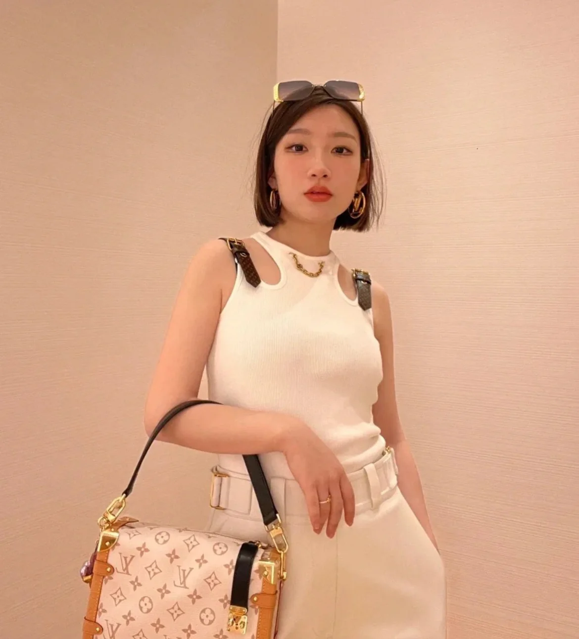 m46907-LV-side-trunk-mm-handbag/crossbody bag-white