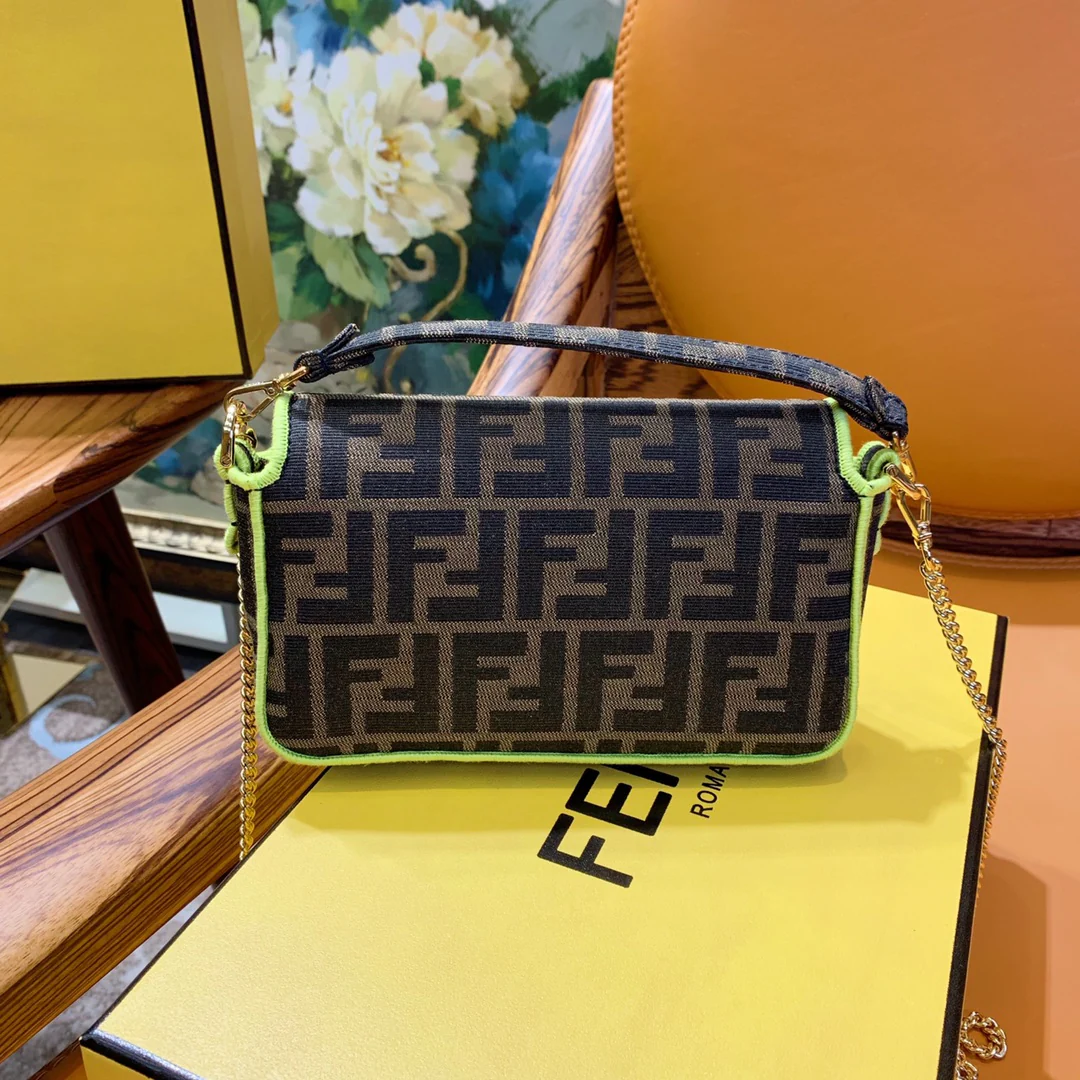 Сумка Fendi Baguette - маленькая желтая сумка с монограммой.