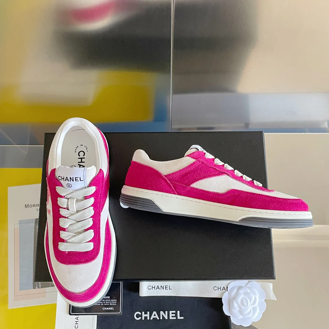 Новинки коллекции Chanel Весна/Лето 2023 - Замшевые кроссовки - Повседневная обувь - Спортивная обувь - Розовые