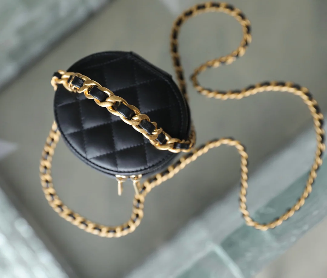 Миниатюрная косметичка Chanel Métiers d'Art с цепочкой на ручке, из овечьей кожи.