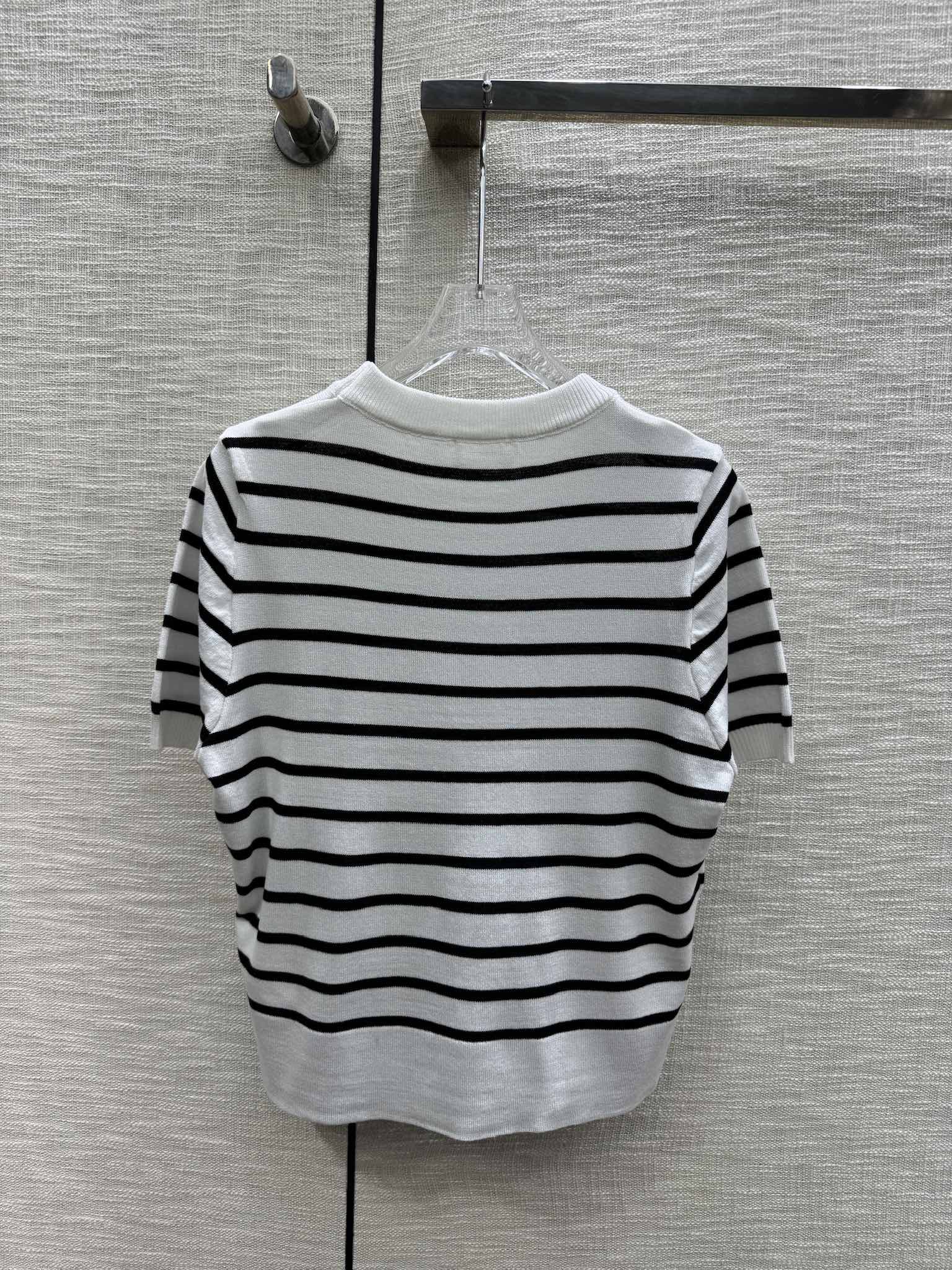 Трикотажный топ Celine 2403 с короткими рукавами и полосками, в стиле колор-блок — белый.