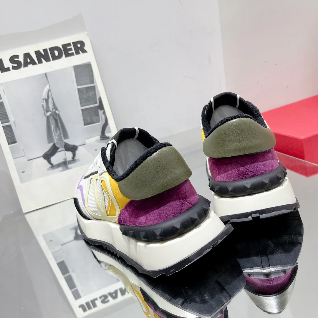 Новинка сезона весна/лето 2022 от Valentino - Замшевые кроссовки на шнуровке и сетке - Унисекс - Белые