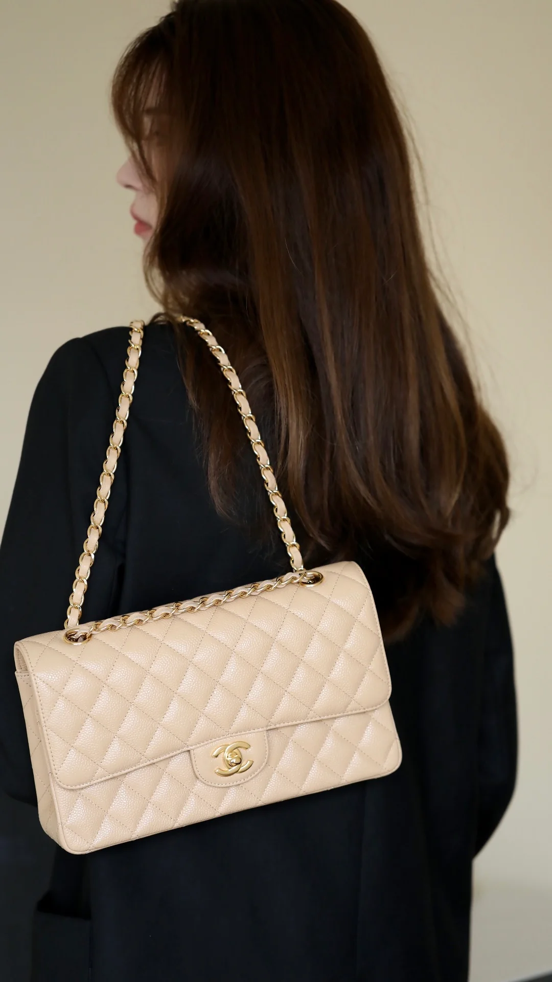 Классическая сумка Chanel CF — карамельного цвета с золотой фурнитурой — 25 см