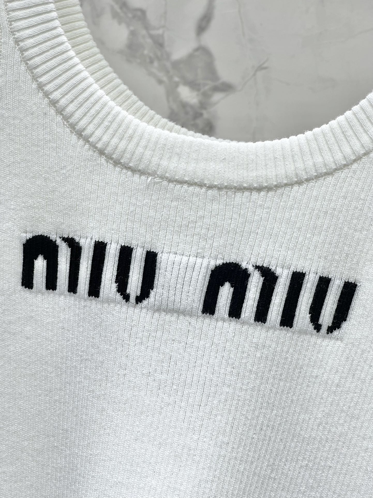 Miu Miu - Летняя новинка 2404-24: Элегантный вязаный жилет с U-образным вырезом - белый