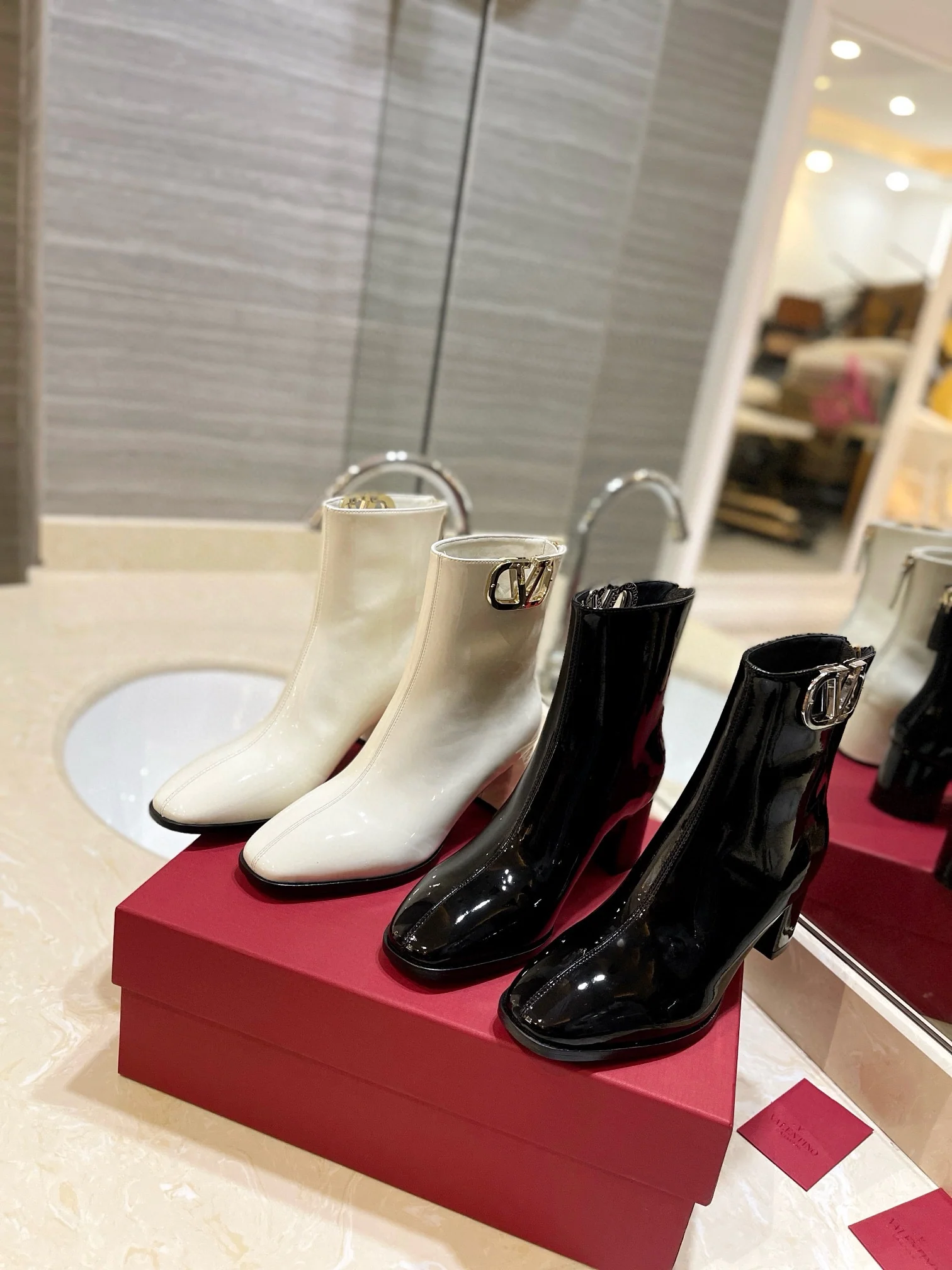 Ботильоны на высоком каблуке из лакированной кожи от Valentino, коллекция 2024 года - изображение из коллекции.