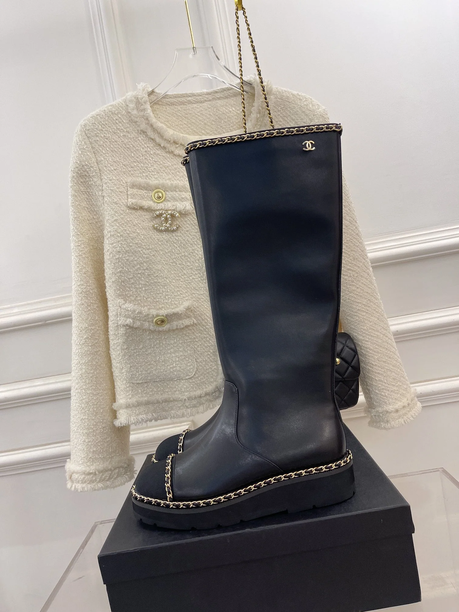 Коллекция Chanel ?Ранняя весна 2022? — Длинные сапоги с цепочкой по краю — Черные