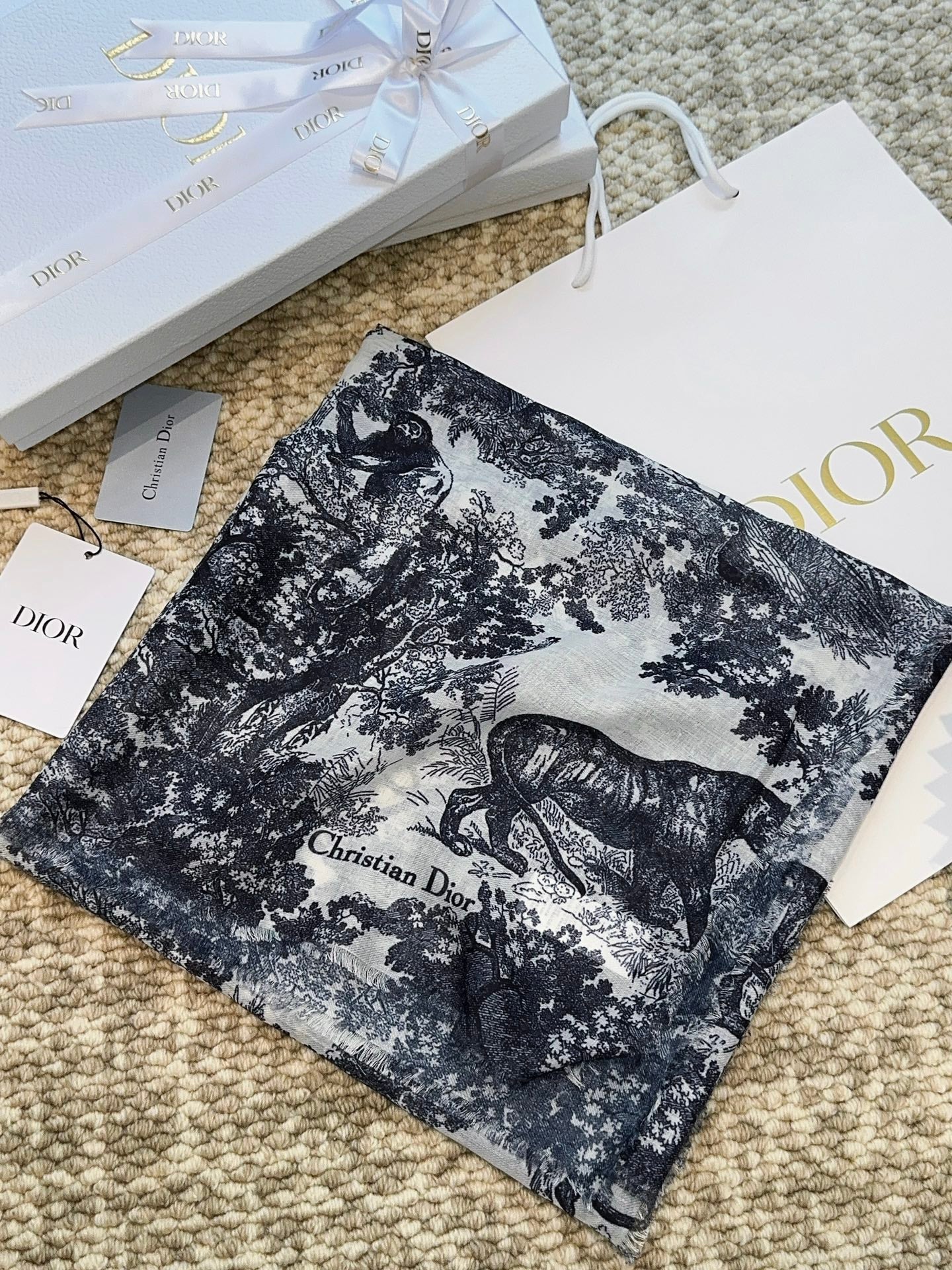 Шарф Dior 2024 с тематикой ?Мир животных? — черный.