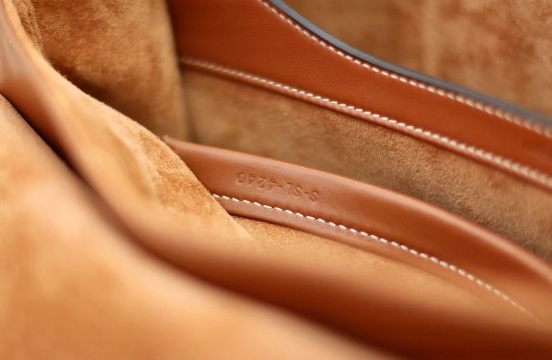 Сумка Celine Soft 16 Medium из гладкой коровьей кожи - коричневая