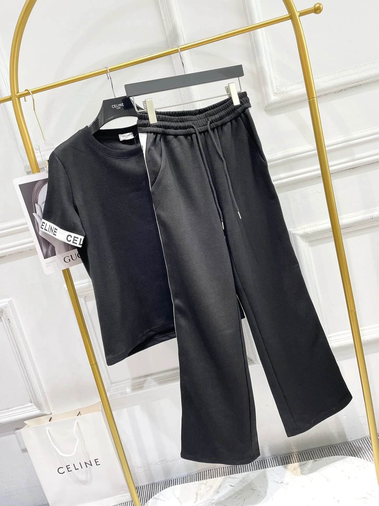 Комплект Celine-2403: футболка с коротким рукавом и брюки с тисненым узором ?Триумфальная арка? — черный.