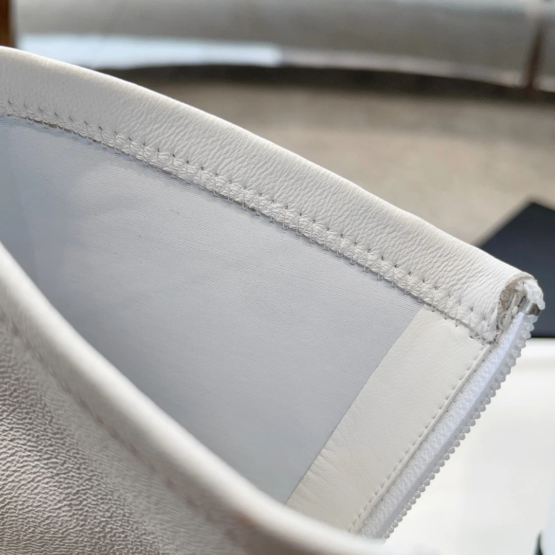 Новинка из коллекции Chanel Pre-Fall 2023 — образ с парижского подиума — ботильоны с бантом — белые.