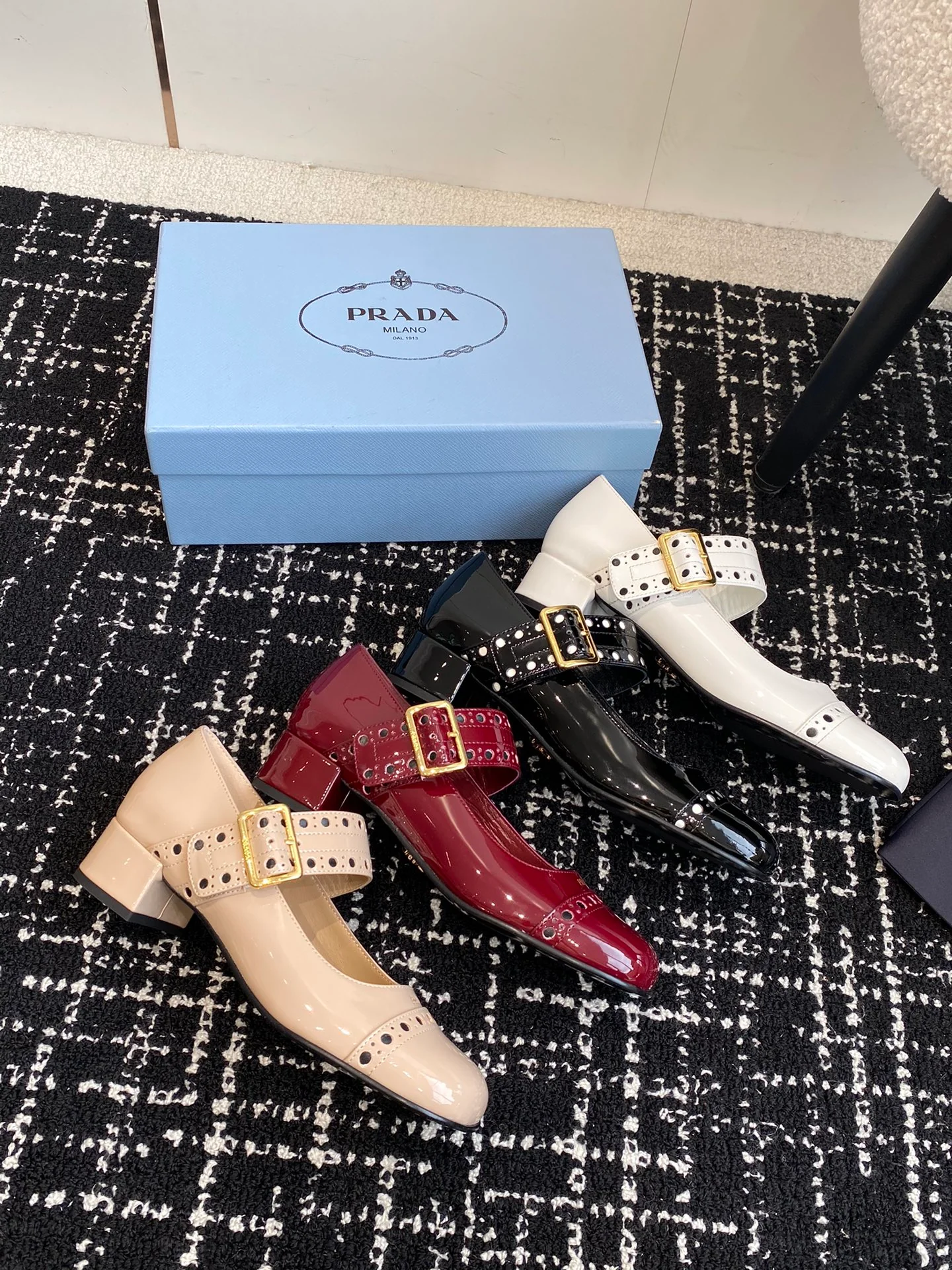 Туфли-мэри-джейн в стиле ретро от Prada, 2024 год - изображение из коллекции.