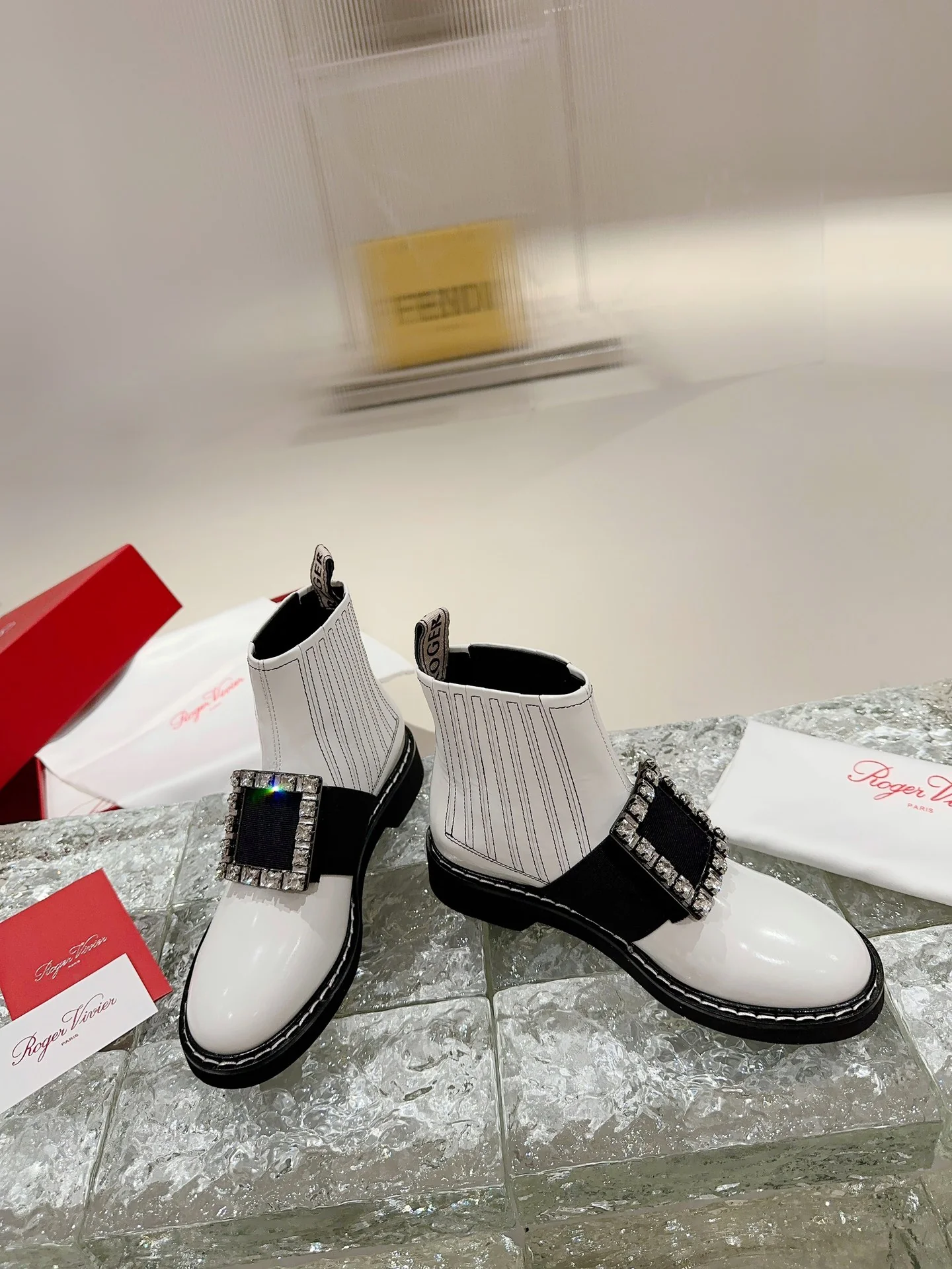 Ботильоны с квадратным носком и пряжкой - 2024 - Ботильоны с металлической пряжкой - Белые