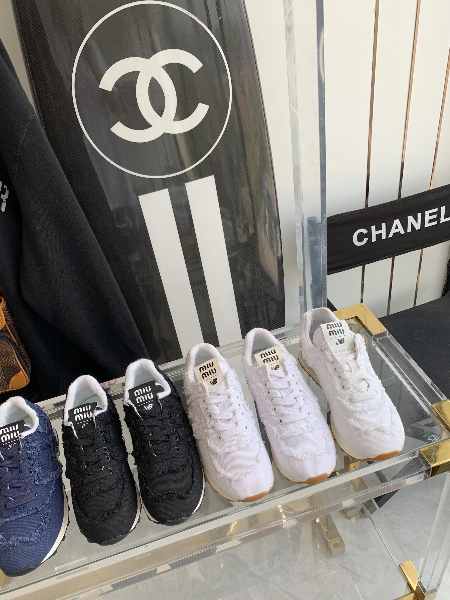 Изображение коллекции повседневной обуви и кроссовок, созданной в сотрудничестве с Miu Miu.