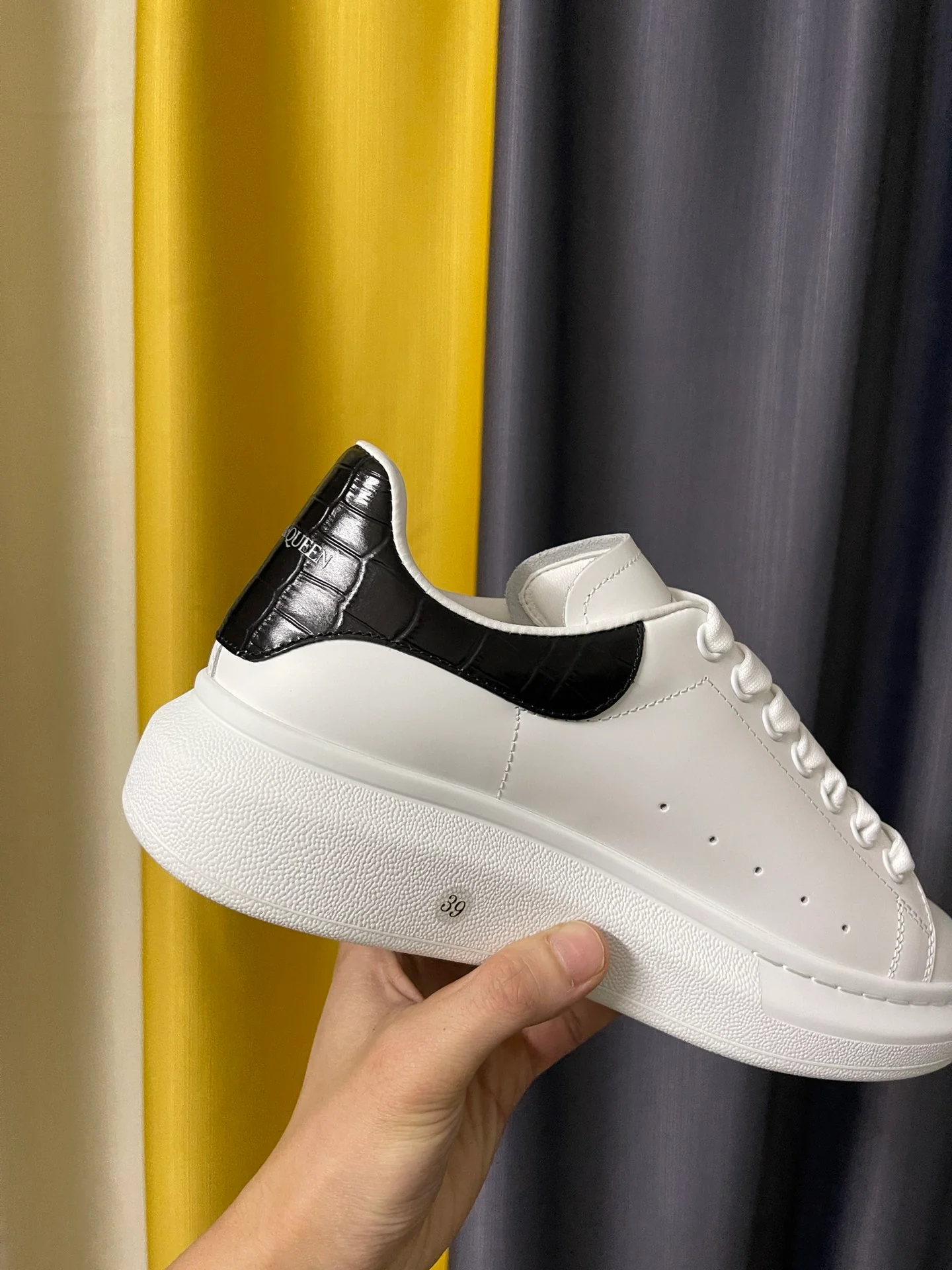 Классические белые кроссовки McQueen - унисекс - с черным вощеным крокодиловым хвостом