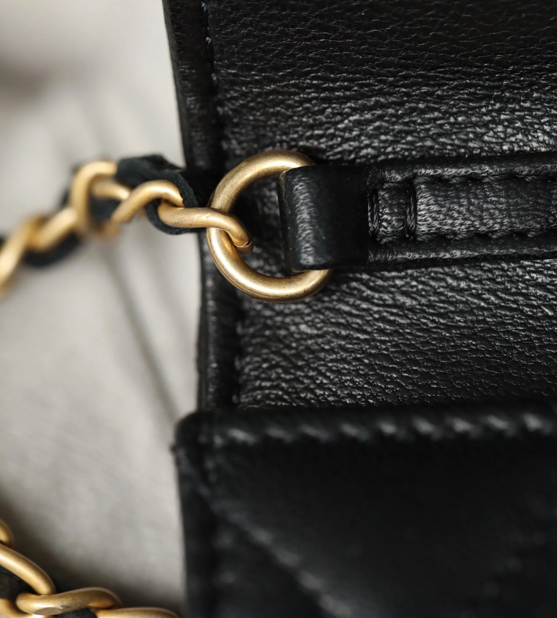 Сумка через плечо Chanel Little Gold Ball Collection на цепочке - из овечьей кожи - 2 шт.