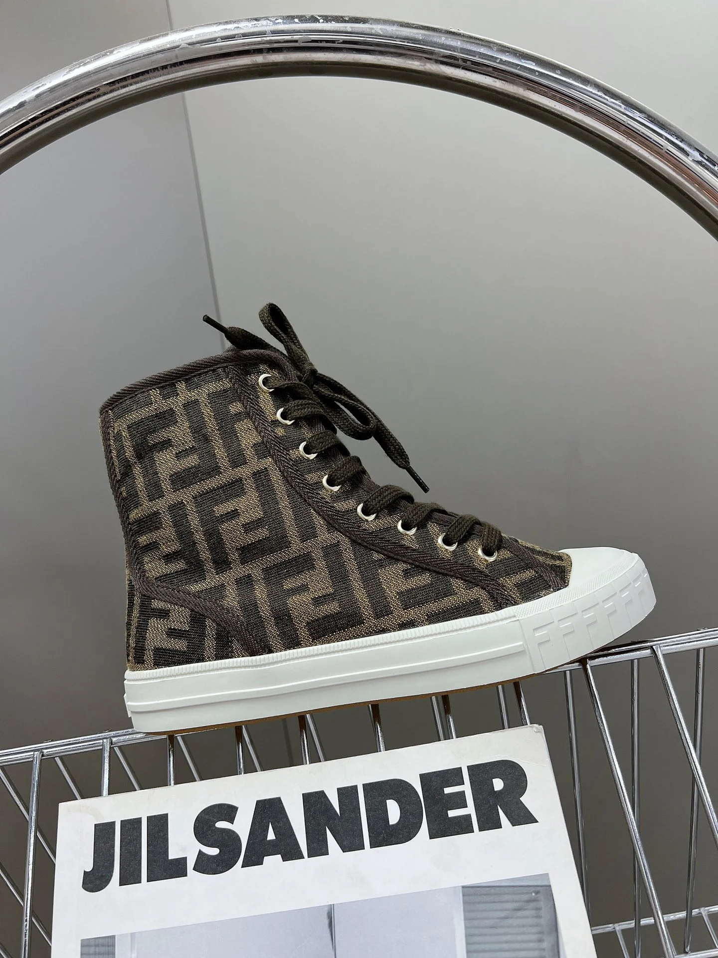 Fendi - Новинка сезона осень/зима 2022 - Высокие повседневные кроссовки с монограммой