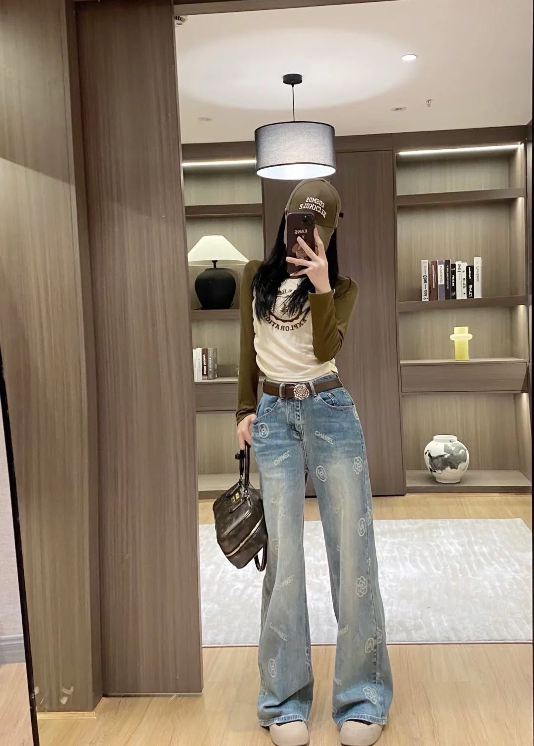 Джинсы Chanel 2403 с логотипом в виде двойной буквы С и камелии, украшенные жаккардовым узором.