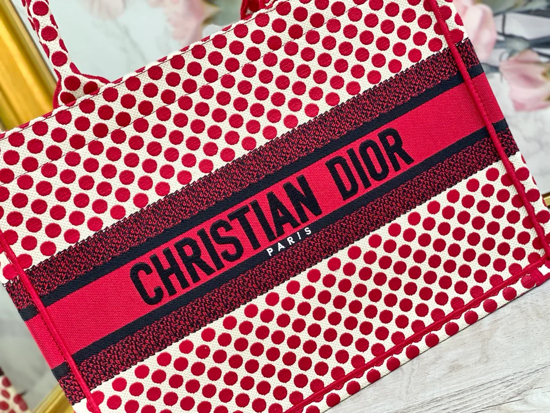 Сумка-тоут Dior Book, маленький размер 36-5 см, вышитая в горошек.
