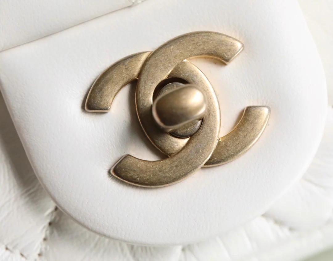 Chanel - Золотая сумка-клапан с шариком из углеродного волокна - Белая