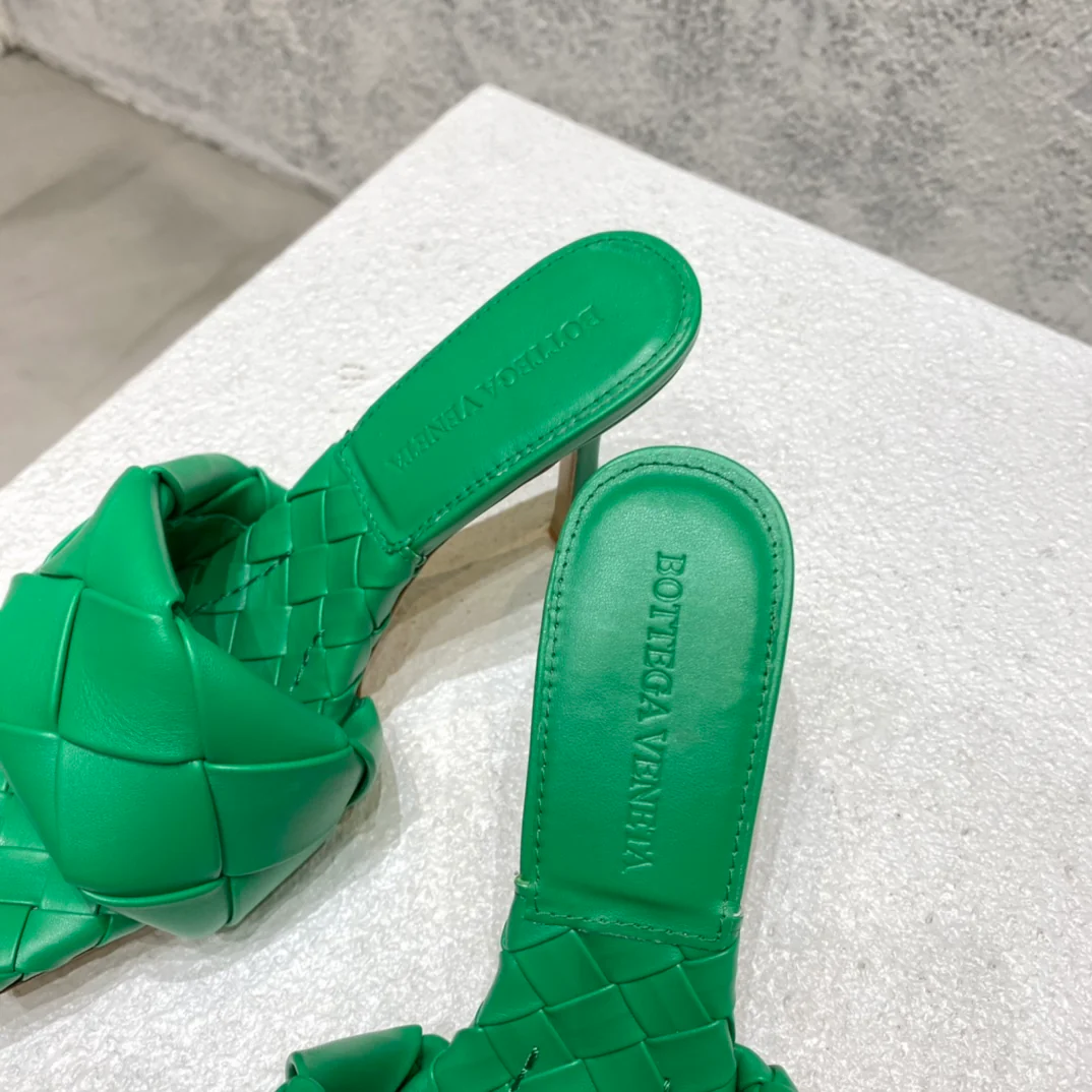 Новинка сезона весна/лето 2021 от BV - Плоские плетеные сандалии на шпильке - Зеленые