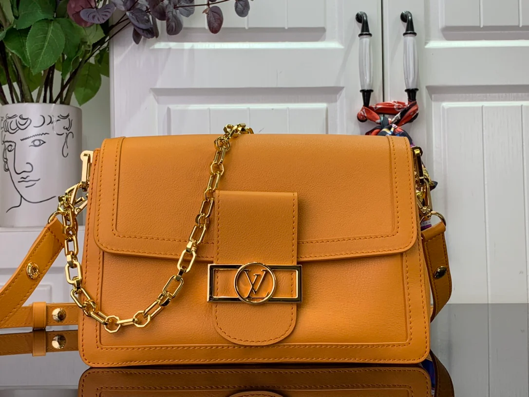 Сумка LV Dauphine Soft Medium оранжевого цвета.
