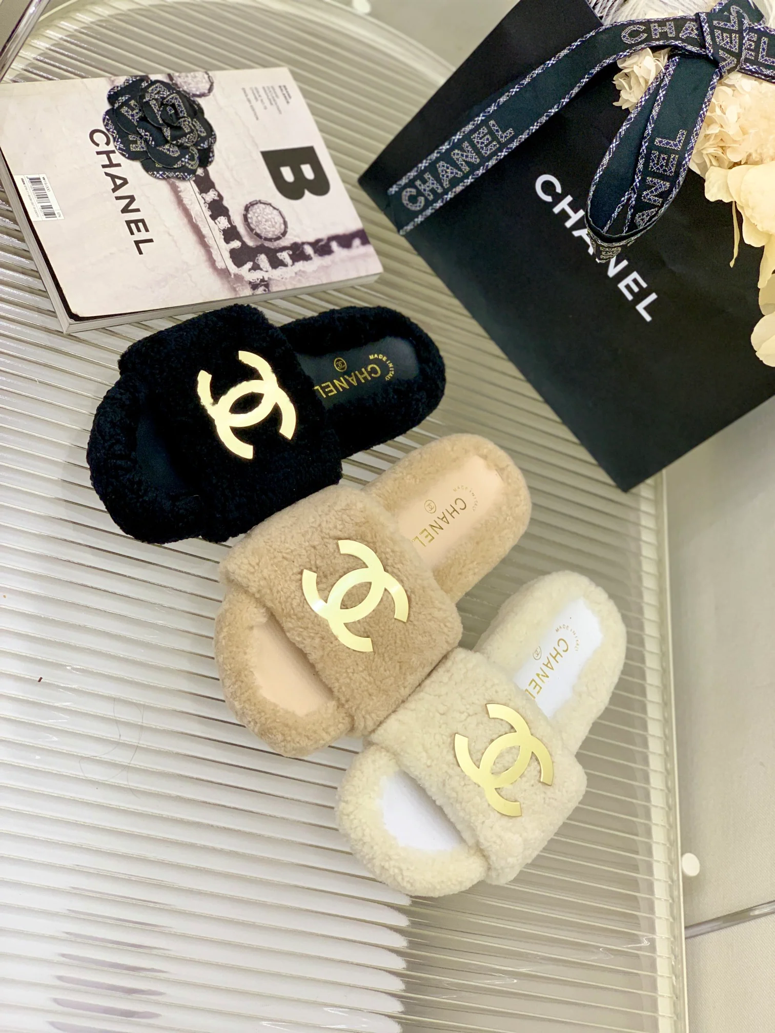 Новинка весны 2022 года от Chanel - Меховые тапочки