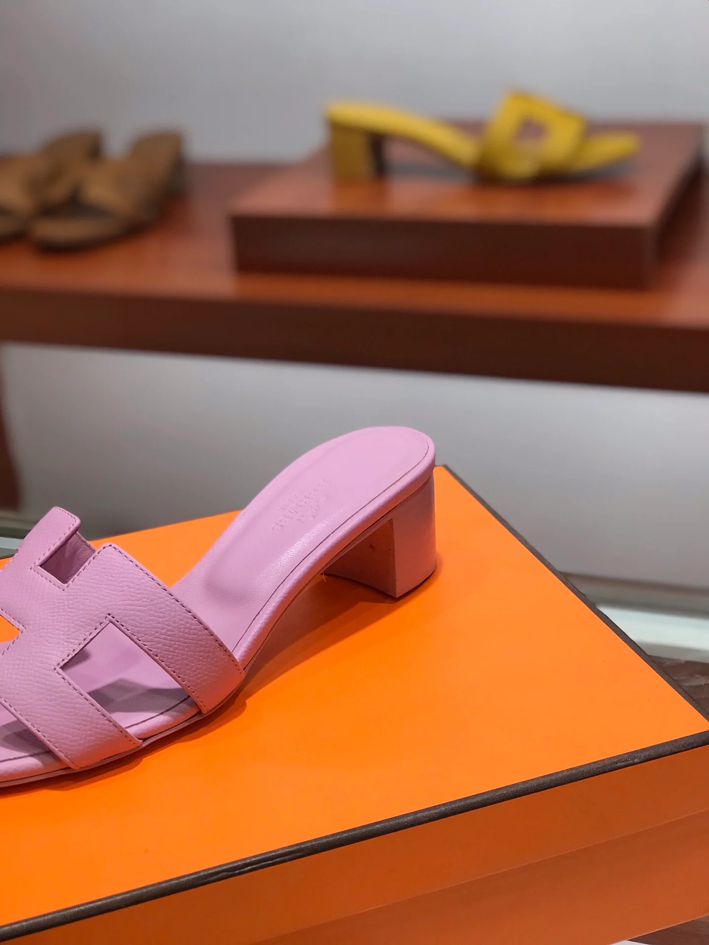 Новинка весны 2022 года от Hermes - Сандалии на плоской подошве средней высоты - 1