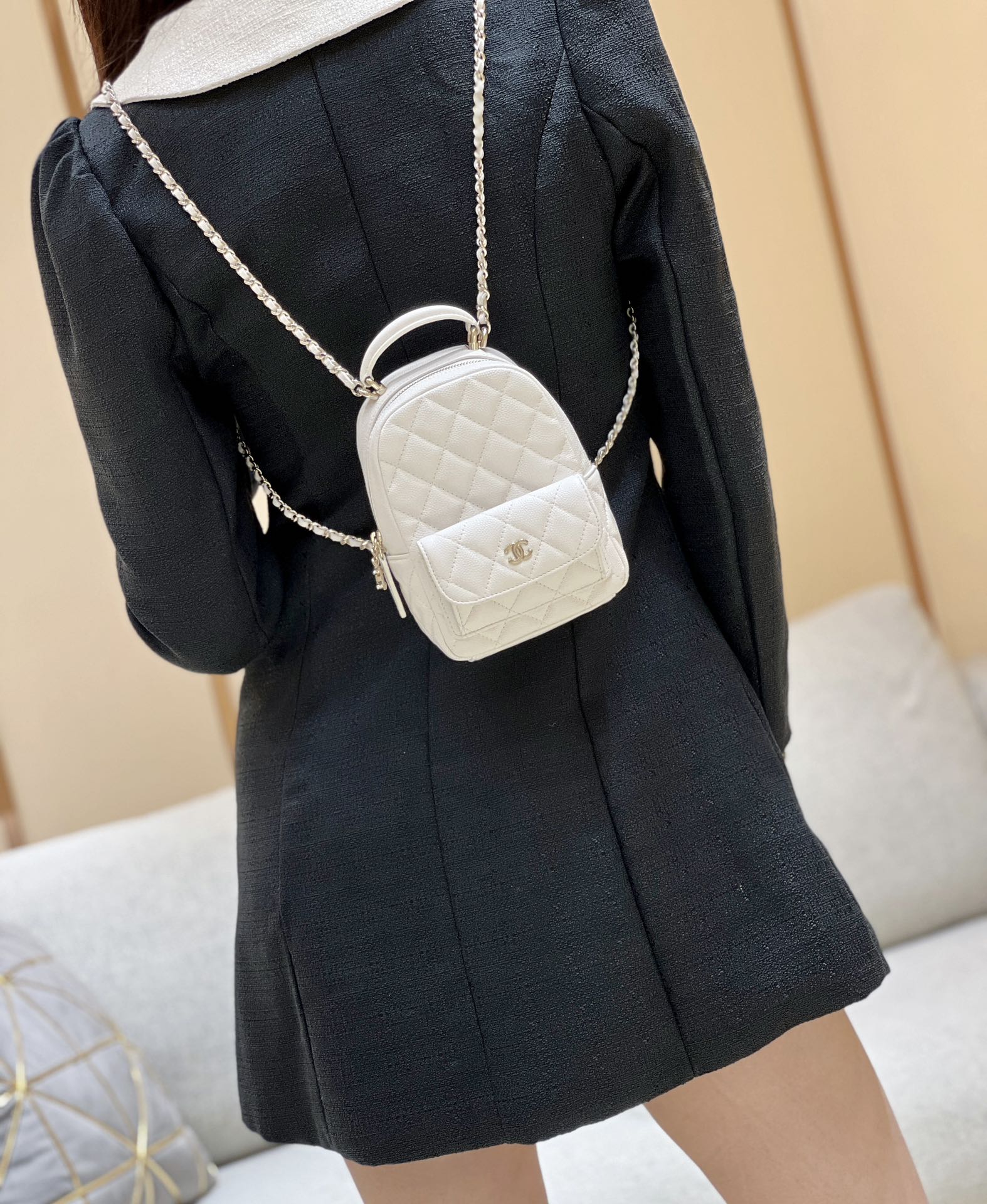 Новый оригинальный мини-рюкзак Chanel 24c - белый