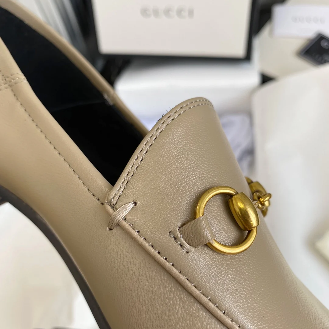 Новинка сезона весна/лето 2022 — двусторонние лоферы Gucci с пряжкой в ??виде конской уздечки.