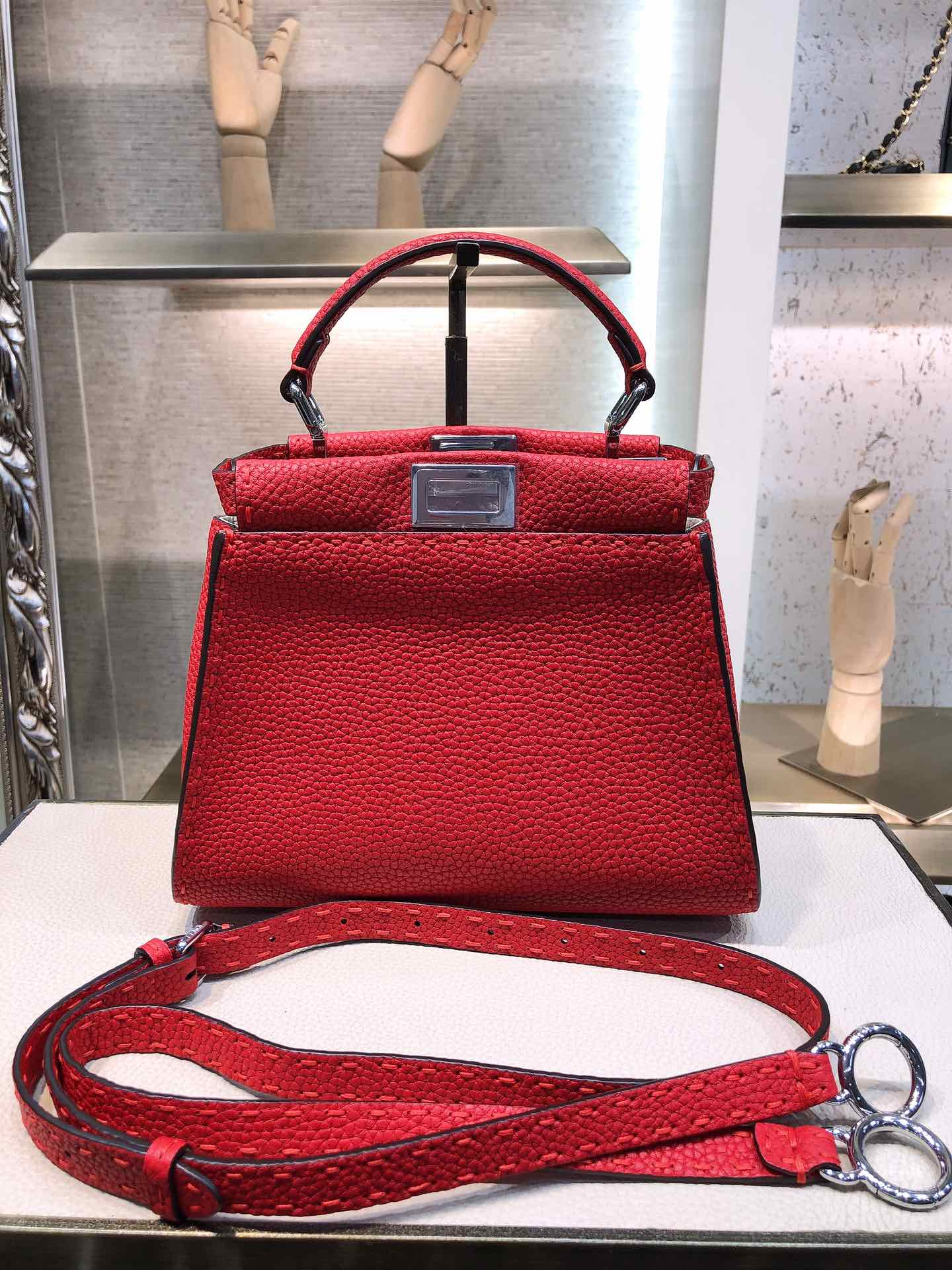 Красная мини-сумка Fendi Peekaboo Selleria