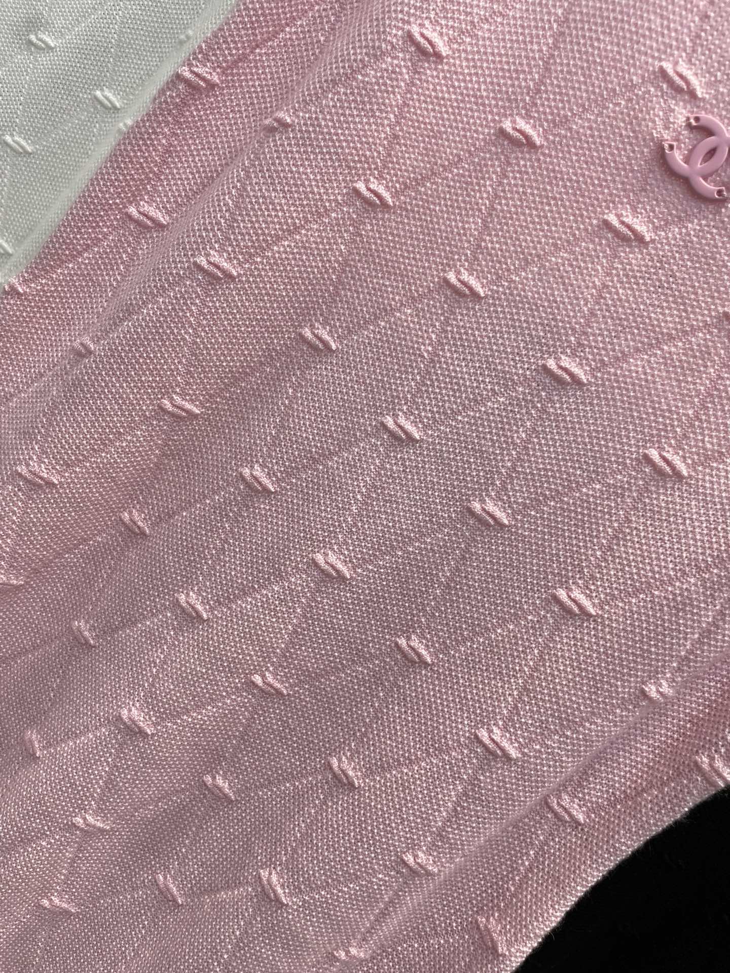 Chanel - Новинка ранней весны 2403-24: длинный жилет из жаккардовой вязки с ромбовидным узором.