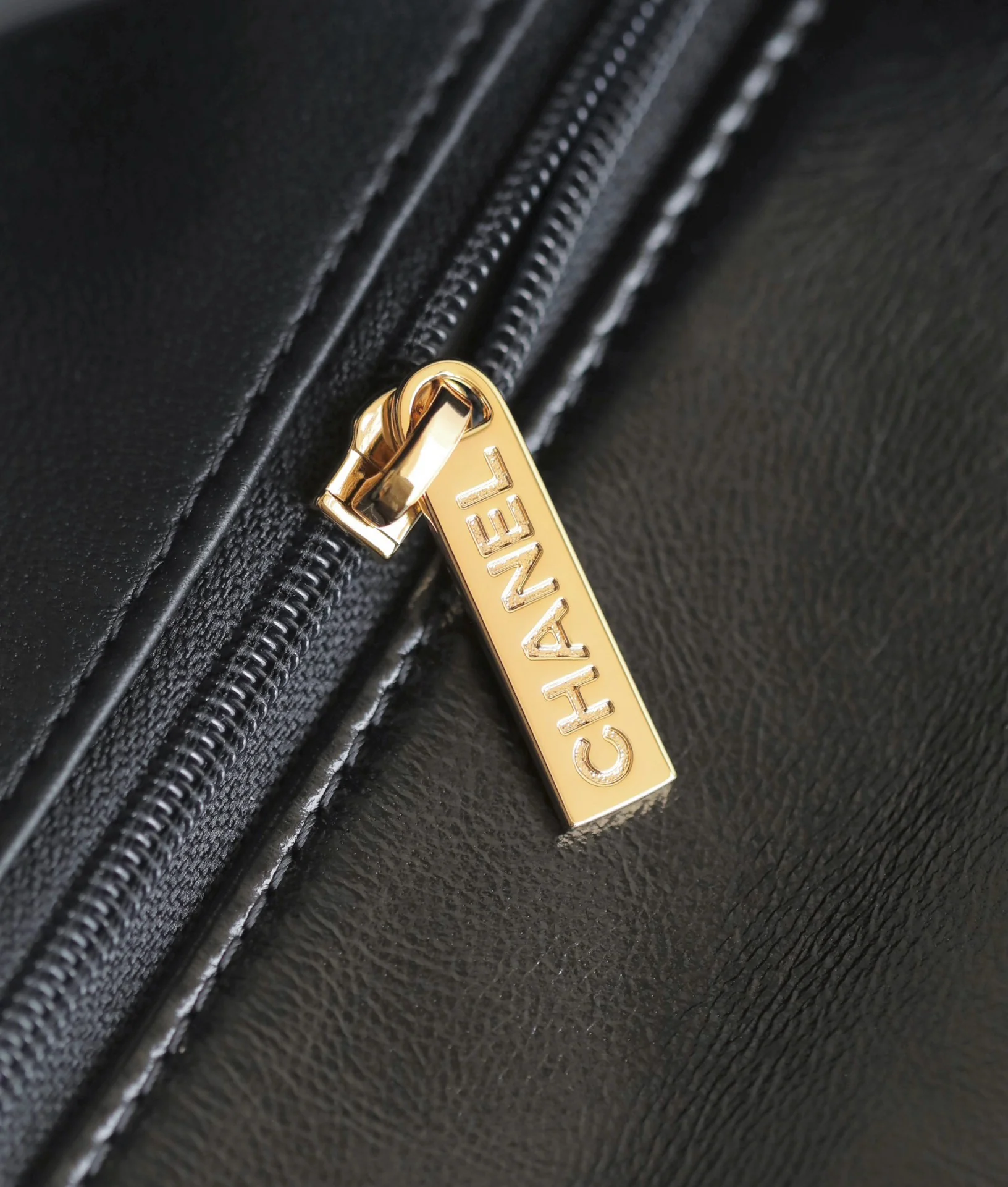 Большая черная сумка Chanel с клапаном и поворотной ручкой.