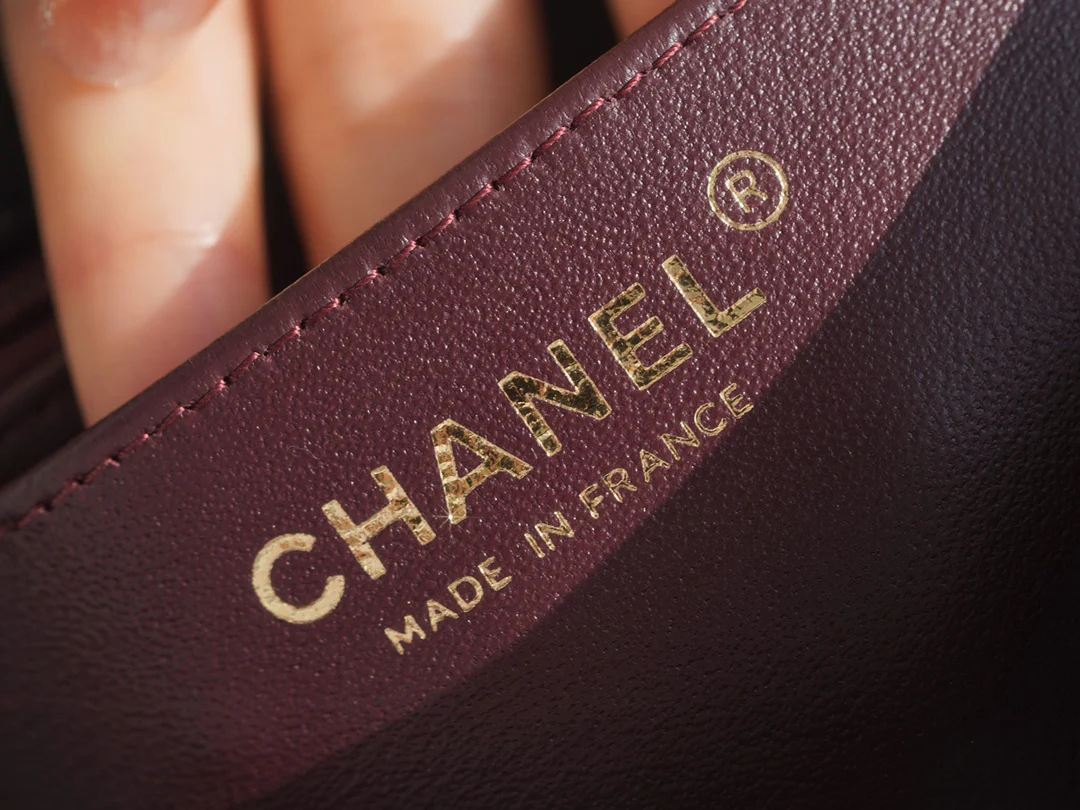 Мини-сумка Chanel CF 20 см из черной овечьей кожи с золотой пряжкой CF20