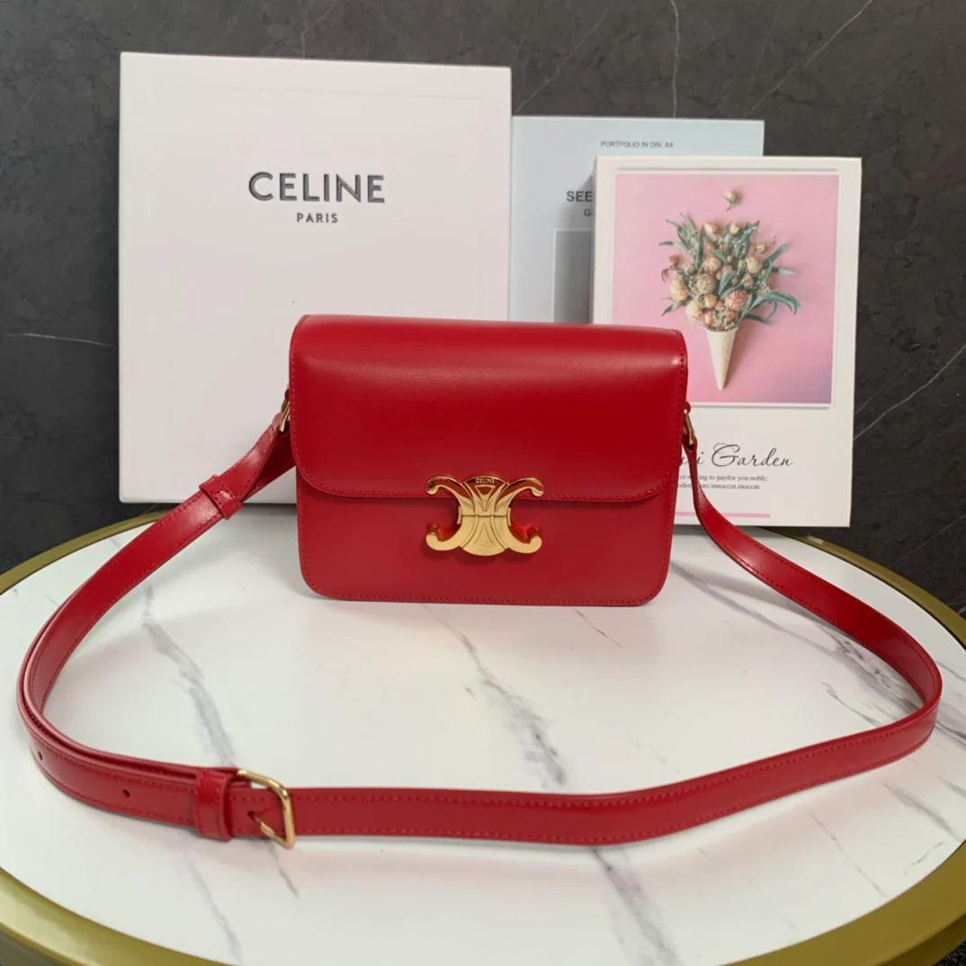 Сумка Celine Triomphe Classic из глянцевой телячьей кожи — красная.