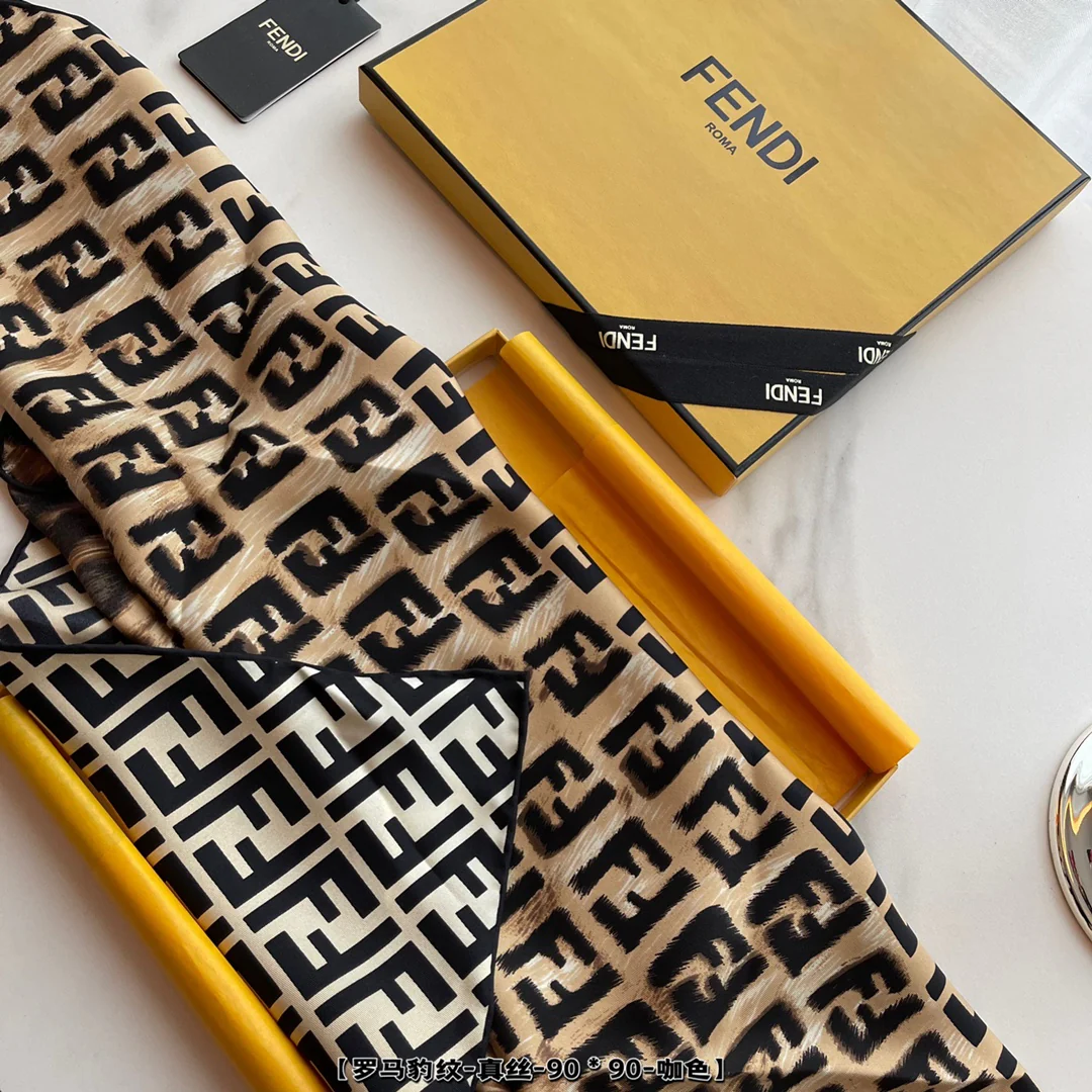 Шелковый шарф Fendi 90 с леопардовым принтом и монограммой, двусторонний.