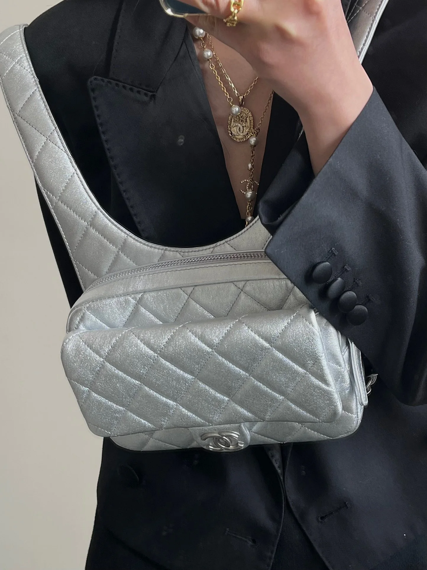 Новая коллекция Chanel весна/лето - сумка-хобо - сумка-мессенджер в стиле хиппи - серебристая